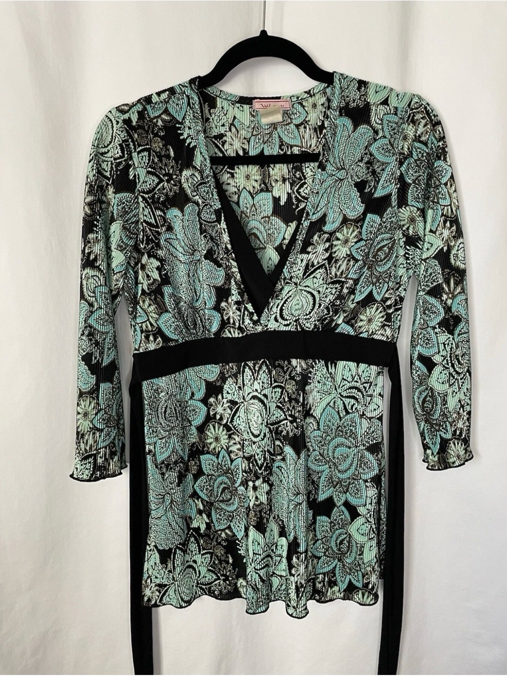 Vol 1 Black and Mint Floral V-Neck Tunic top medium